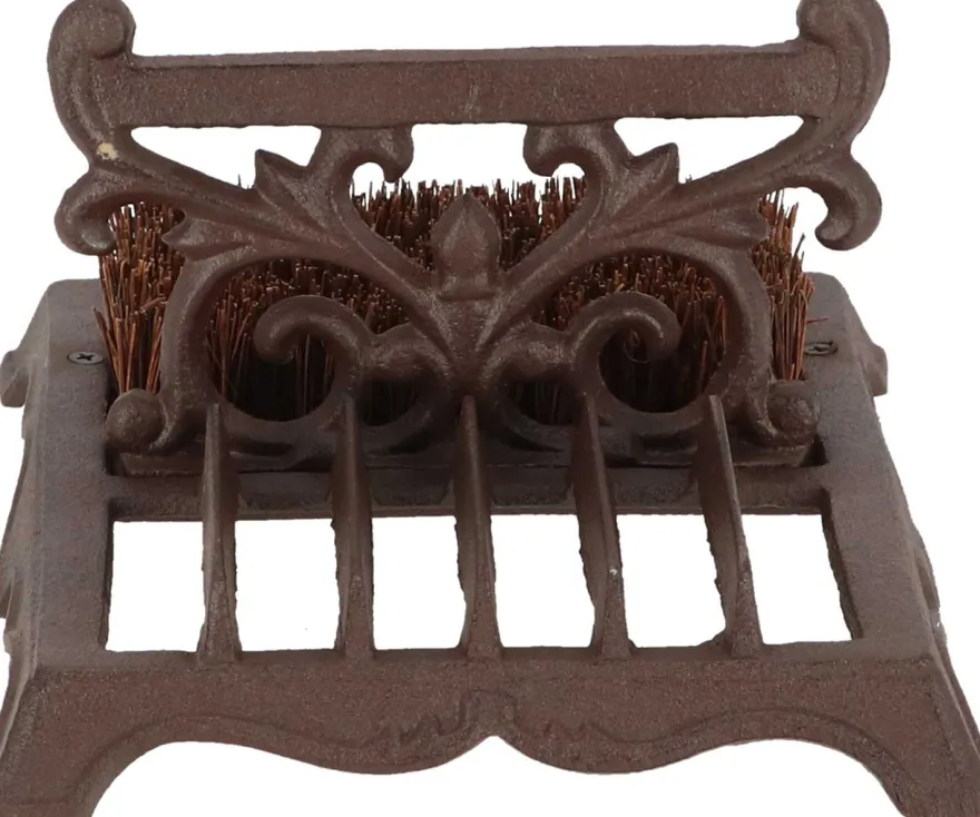Brosse à chaussures avec grattoir en fonte