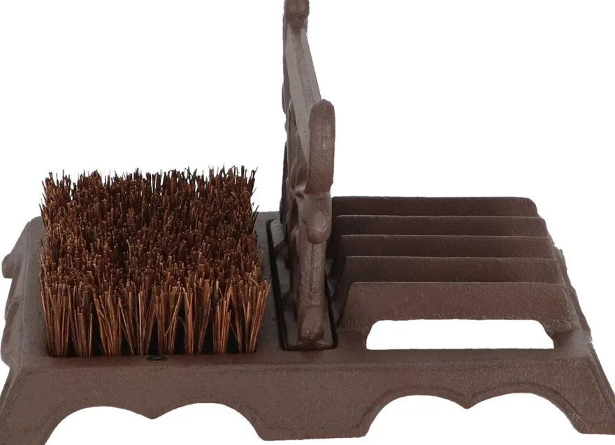 Brosse à chaussures avec grattoir en fonte