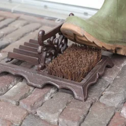 Brosse à chaussures avec grattoir en fonte