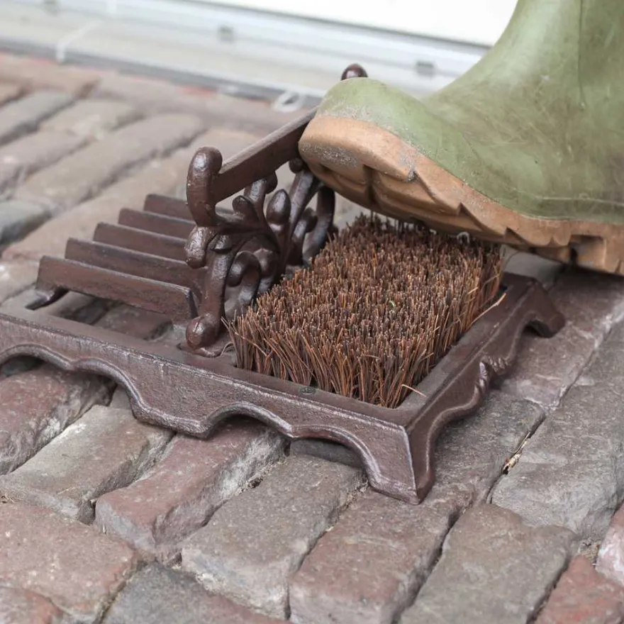 Brosse à chaussures avec grattoir en fonte