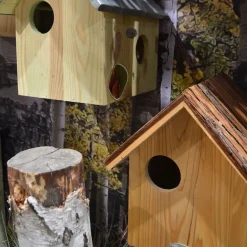 Nichoir pour écureuil avec toît en écorce