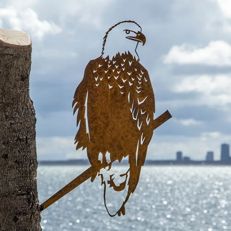Oiseau sur pique aigle en acier corten